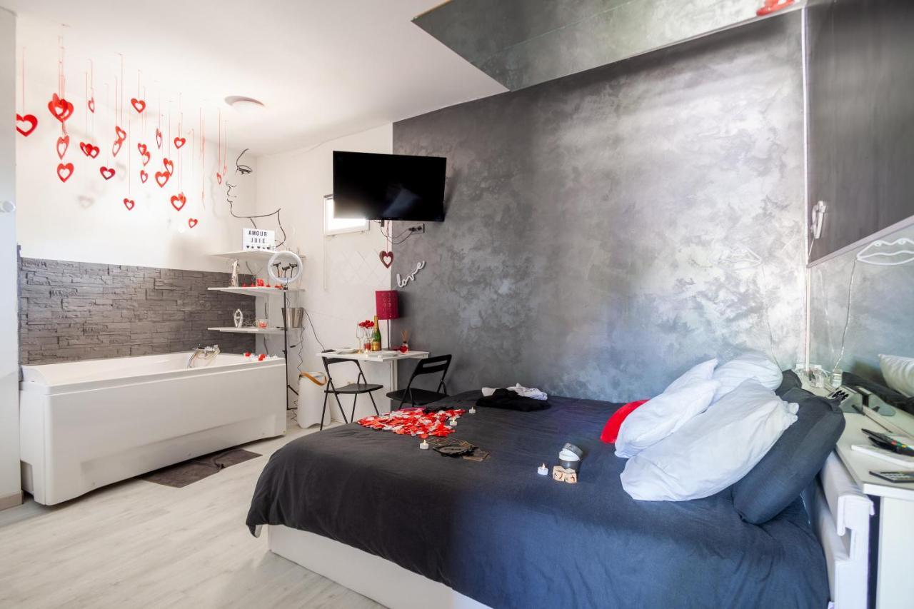 Love Room Avec Balneo Toulon Buitenkant foto